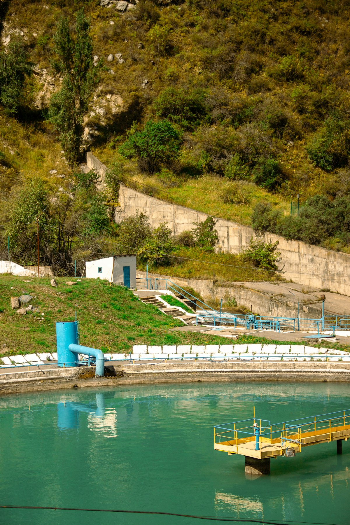 Water treatment equipment and reservoir